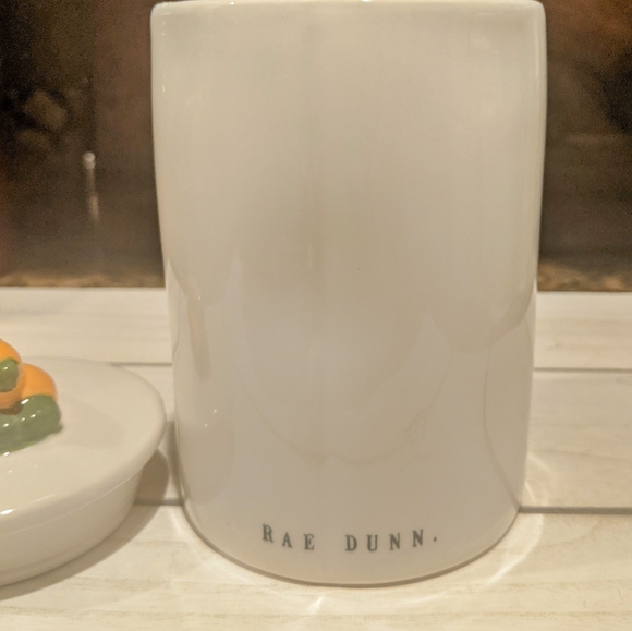 Rae Dunn "BUNNY TREATS" Carrot Cake Scented 13.2 oz Easter Candle - Picture 5 of 7